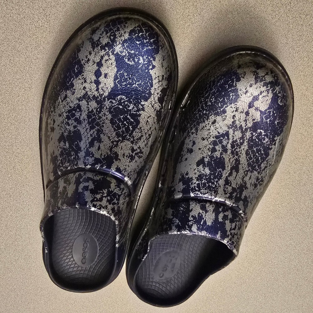 OOFOS OOCloog Luxe Clog Unisex M8 W10 Navy Silver Metallic Snakeskin Shoe
